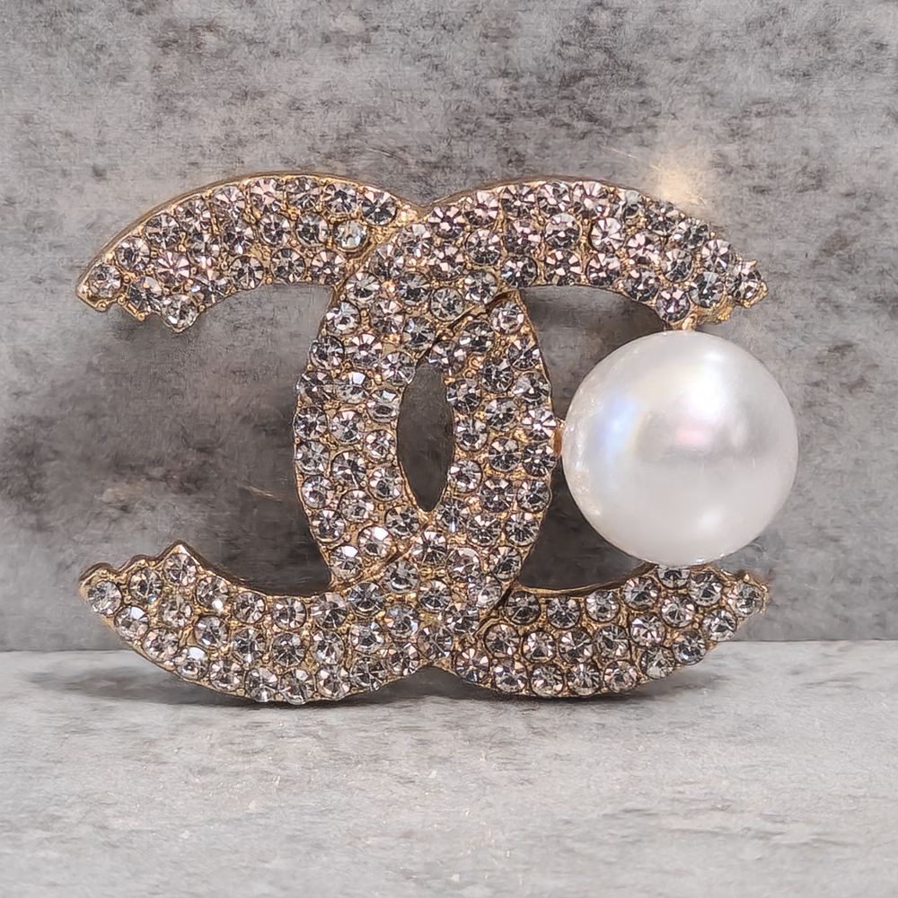 🆕️Beautiful Gold and Silver Brooch with Pearl Accent✨️